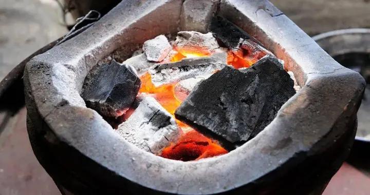 孩子翻進火盆臉燒傷，家長用土方子導致致娃毀容，醫生：牢記五字