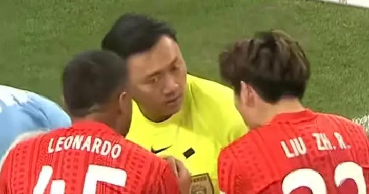 找平衡？唐順齊爭議判罰：何超倒地未獲點，劉祝潤進球被判無效