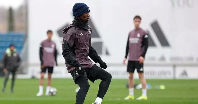 記者：姆巴佩明天歸隊但不會參加合練，卡雷拉斯出戰曼城存疑