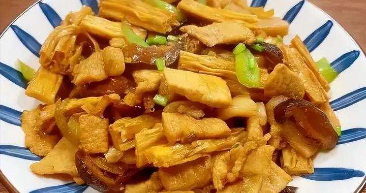 這三樣食材一起炒，大火快炒，鮮香入味，實惠又家常