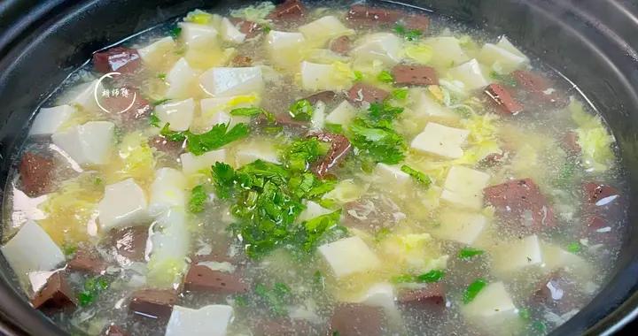 豆腐和它是天生一對，隨手一煮，熱乎乎上桌，喫上一口就停不下來