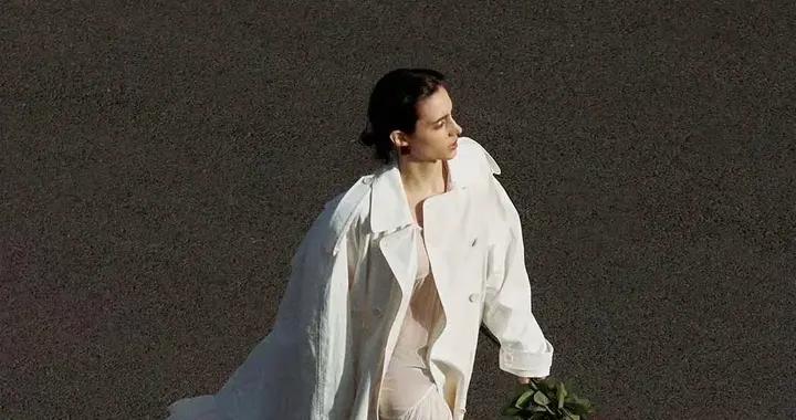 風衣+裙子，早春這麼穿直接美炸了！