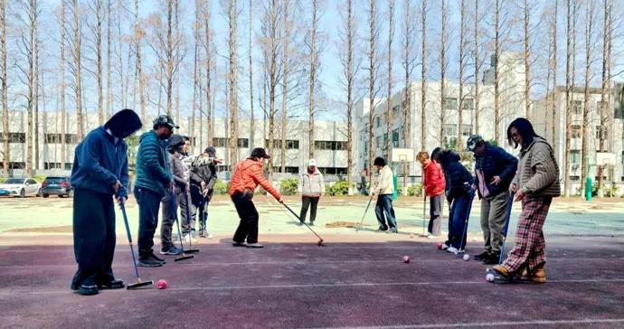 潮到年輕人羨慕！上海老年大學：彈AI吉他、飛無人機、當銀髮主播