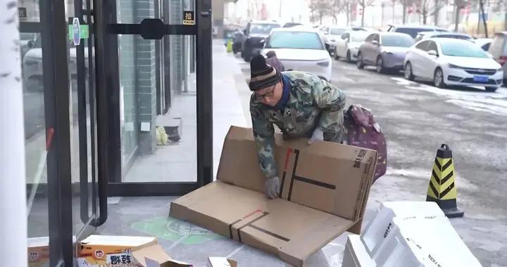 清晨六點掃街拾荒的老人，是兩百多人背後的“靠山”