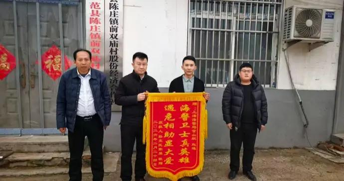 休假途中遇路人心梗昏迷，浦東海警局執法員跪地15分鐘施救搶回生命