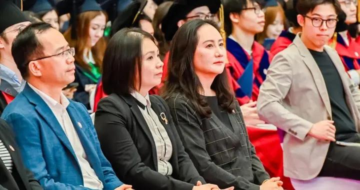 看了孟晚舟才明白：真正有錢的女人，不穿金戴銀也能美得高級貴氣