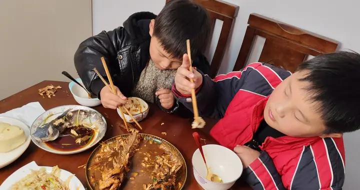孩子魚刺卡喉，媽媽“三拒絕三堅持”讓醫生連點贊，奶奶慚愧道歉