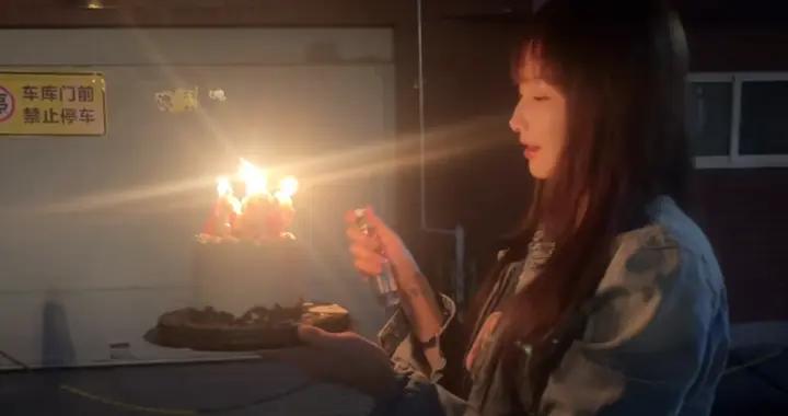 生日模仿“網紅拍照法”，女演員向插着蠟燭的蛋糕噴吐含酒精液體，差點毀容
