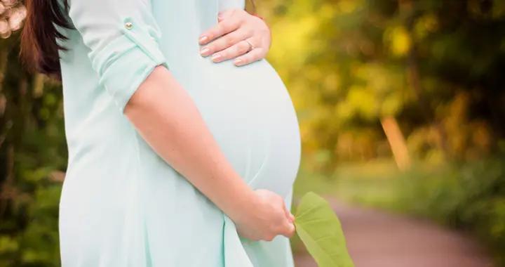 B超檢查胎寶吐舌頭，爸爸喜言“呆萌可愛”，醫生皺眉：建議流產