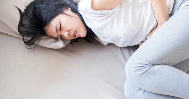 26歲女孩因痛經催婚催育想切子宮，50歲丁克女卻因老公後悔要生娃