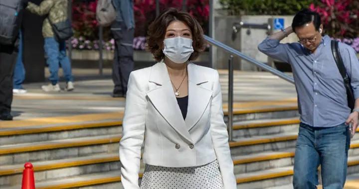 49歲港姐現身法庭打離婚官司，離開富豪老公後和自閉症兒子租房住