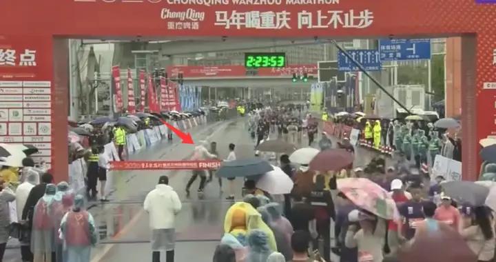 離譜！冠軍衝線竟被裁判推離賽道，賽事組織怎能掉鏈子？