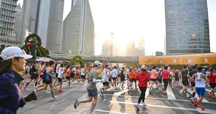 10歲的上海半馬更快、更溫暖、更細緻，1.5萬名跑者共創特殊的賽事記憶