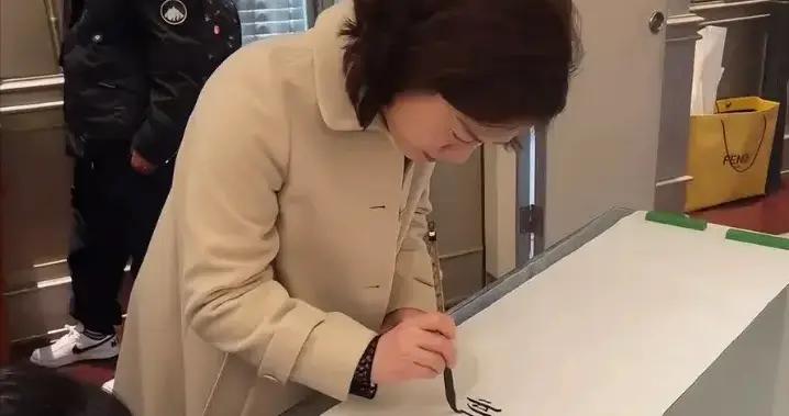 楊振寧遺孀公開露面，49歲翁帆換新發型重展笑顏，顯得年輕了許多