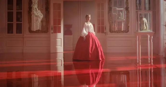 一場虛張聲勢的cosplay，2026版電影《呼嘯山莊》既不性感也不反叛