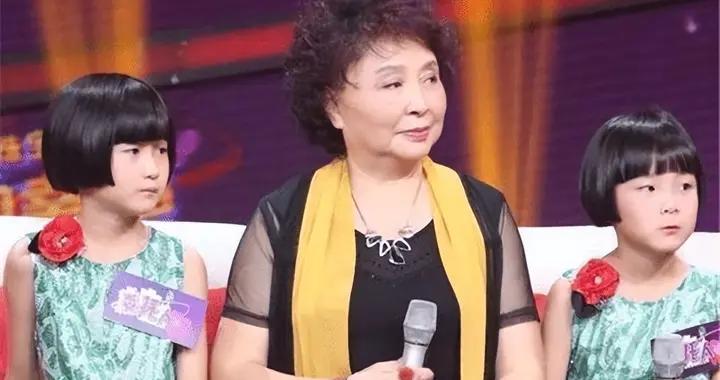 “退休後懷孕當媽”悄然出現，背後藏着三種家庭的痛，別罵她們了