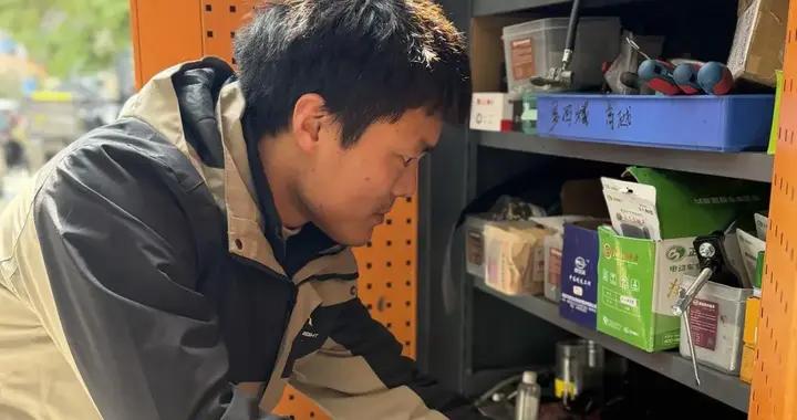 他的微信裏，藏着6256個外賣小哥的信任