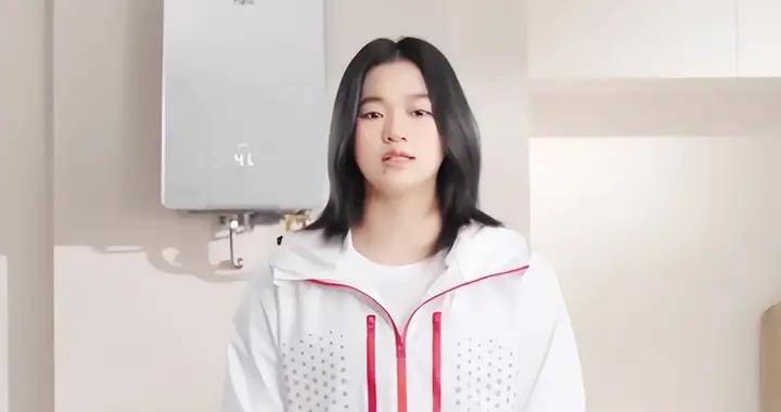 全紅嬋商演代言大變樣，披肩發嘟嘟臉妝容精緻，條紋流蘇裙挺溫柔