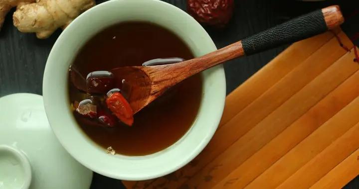 生薑紅糖紅棗水：秋冬暖身養生飲品的功效與作用解析