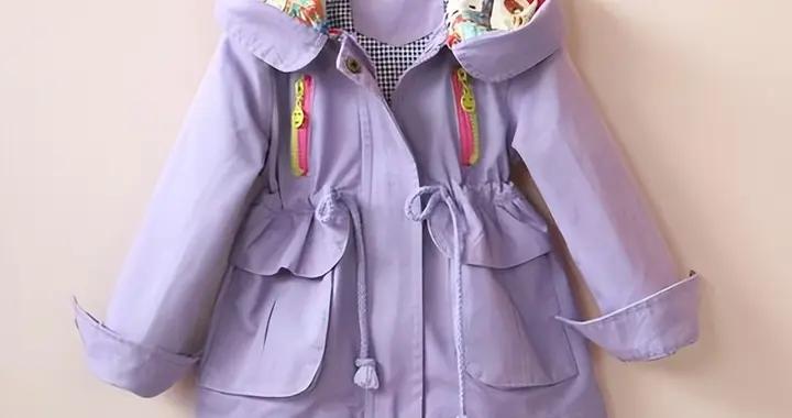 孩子新衣服被老師“惡意”剪壞，媽媽怒找說法，聽完原因連連道謝