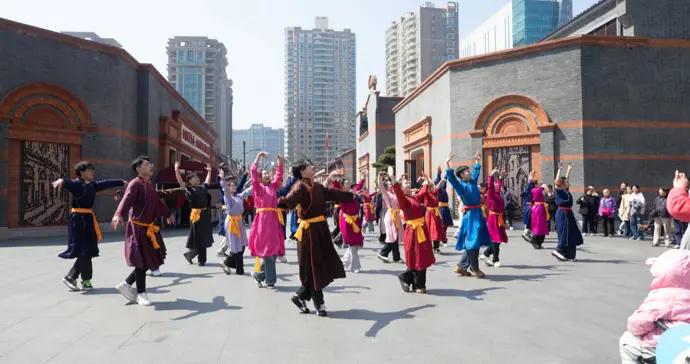 跳一支獻給“額吉”的舞！內蒙古師生來滬重走“三千孤兒入內蒙”的來時路