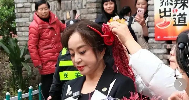 75歲劉曉慶現身重慶，頭戴簪花身材飽滿，保安圍一圈上樓梯被攙扶