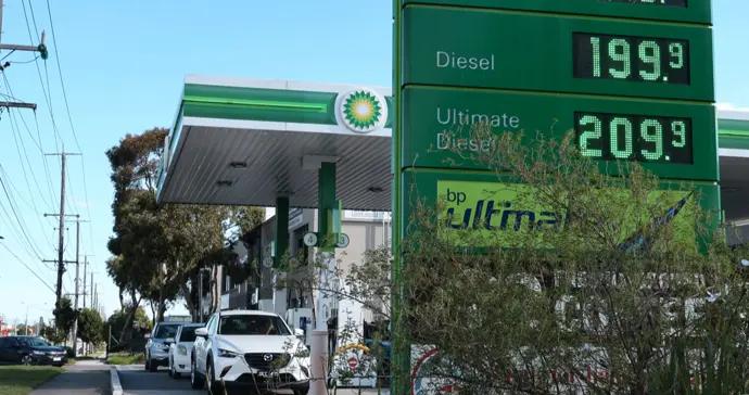 油價暴漲後英國首相呼籲緩和局勢，特朗普稱只是“非常小的代價”