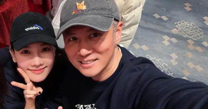 任重一家澳洲度假，躬身和粉絲合影、兩鬢斑白，比孫驍驍老太多