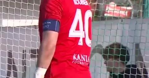 精準“投遞”，捷克甲門將解圍一腳將球踢進居民樓陽臺