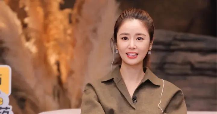 被林心如的穿搭驚豔到！羊毛襯衫+燈芯絨長褲，優雅大氣太好看了