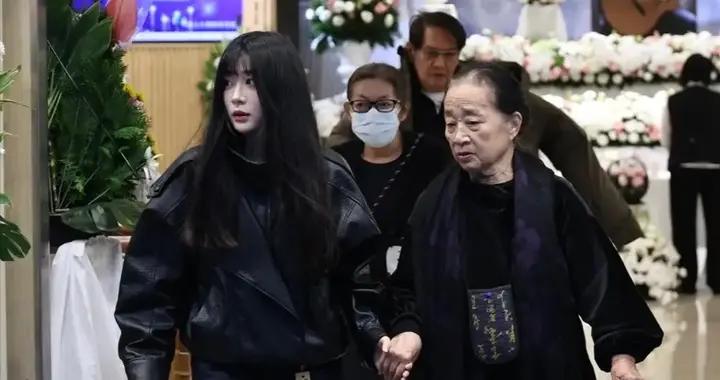 袁惟仁告別儀式：老母親滿臉悲痛哭紅眼，圈內好友、前妻都來了