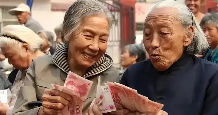 2026年養老金調整消息公佈，但職工養老金隻字未提，怎麼回事？