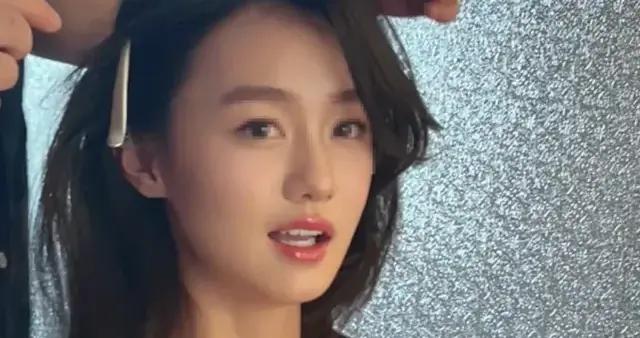 小燕子女兒因長得太好看，被禁止整容，如今17歲變化大到不敢認