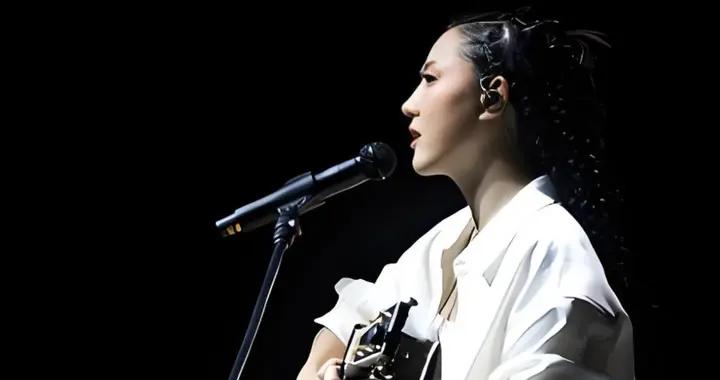 她靠200塊殺入樂壇，不簽約不選秀，從“問題女孩”逆襲成女王