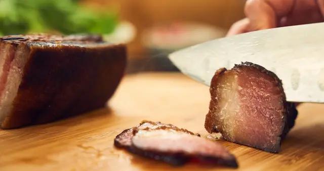 做臘肉時，先泡水還是先煮？10年大廚教你正確順序，軟嫩不鹹！