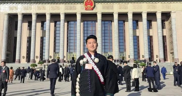 全國人大代表、四川省涼山州阿布洛哈村黨支部書記吉列子日：把資源優勢轉化爲經濟優勢、富民優勢