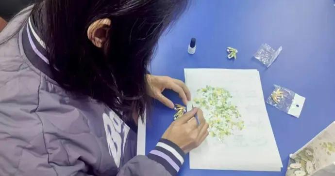 手工胸針接到企業批量訂單，他們實現勞動價值與社會深度融入