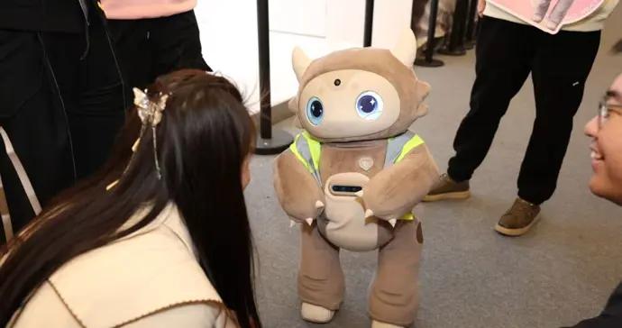 雙足陪伴機器人亮相AWE，這個毛絨絨的機器人能夠“情緒同頻”