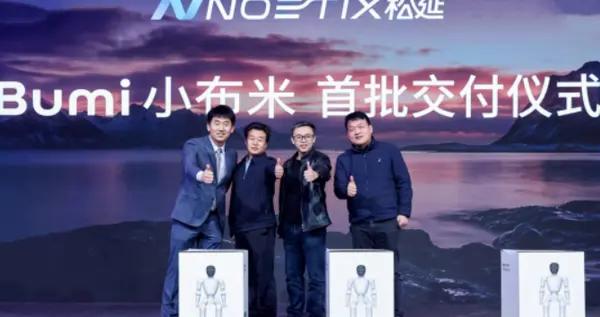 松延動力攜春晚同款機器人亮相AWE 創始人現場交付