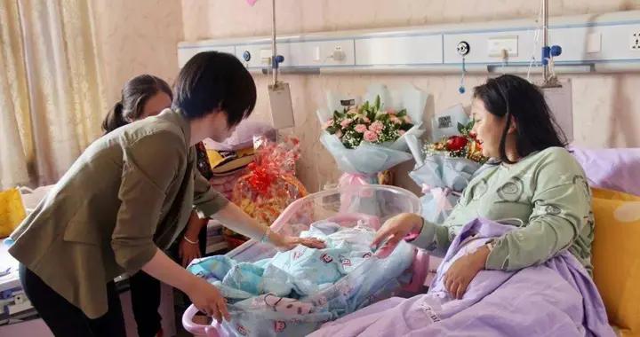 00後寶媽崩潰：產後親戚探望，一天後娃肺炎入院，五千紅包不夠治