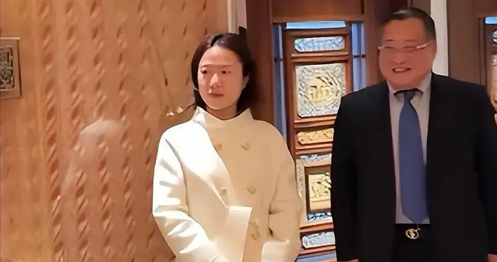 楊振寧遺孀拜會鳩山由紀夫，49歲翁帆穿白衣展笑顏，遠看像女學生