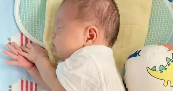 寶寶頭髮多和頭髮少有何區別？跟發育有關？2個因素父母要知道