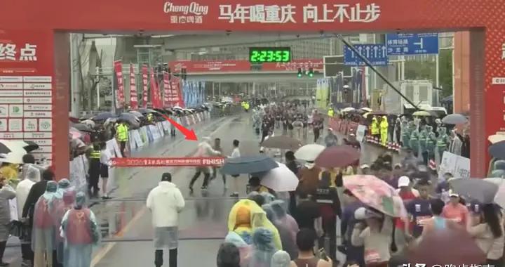 處罰來了！誤攔馬拉松冠軍，裁判停賽一年！