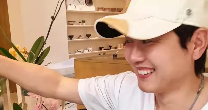 孟鶴堂親媽幫帶娃，一家4口住2000萬別墅，老婆臉上有斑長相普通