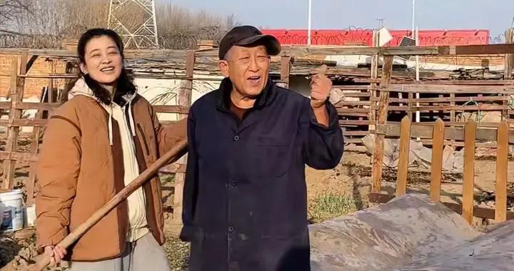 51歲梅婷陪爺爺種菜，彎腰翻土耙齒用的熟練，一點不像“城裏人”