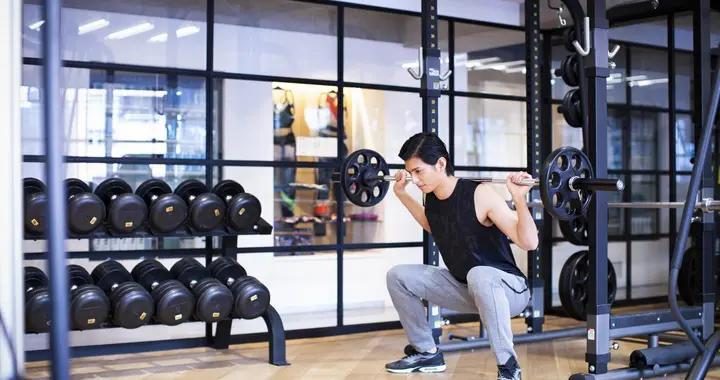 練深蹲怕傷膝？掌握正確要點，收穫肌肉與健康，越練越年輕