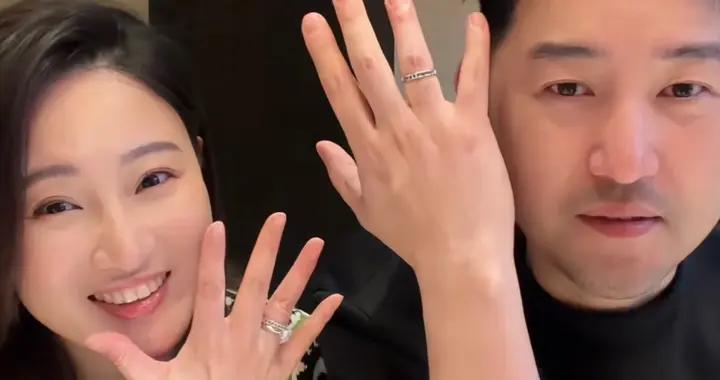 侯夢莎慶結婚5週年，毛毅手指粗的戴不上婚戒，岳父母帶娃很融洽