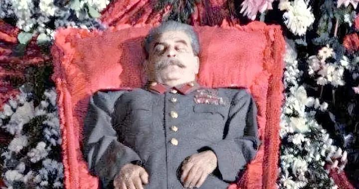 斯大林最後一夜有多慘？從水晶棺被扔進水泥坑，金釦子都被扒光