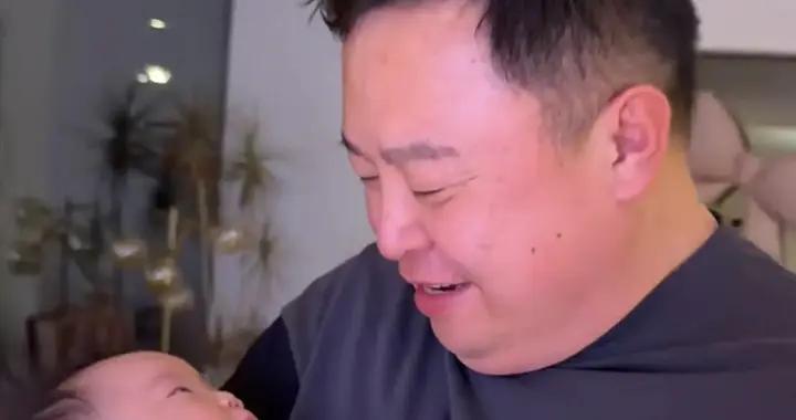 44歲閻鶴祥在家帶娃，2個月女兒露臉很像爹，住3層別墅吐槽不容易