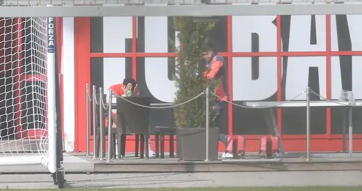 圖片報：穆西亞拉與康復教練交流許久，期間一度雙手捂臉